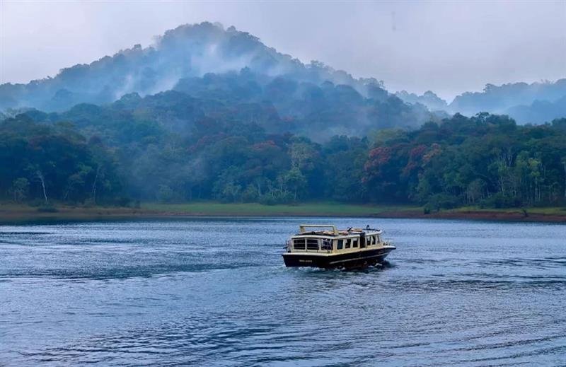 Thekkady to Alleppey Houseboat